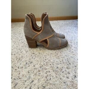 NEW JOURNEE COLLECTION Womens Beige Leather V-Sides Slip On Booties 7.5